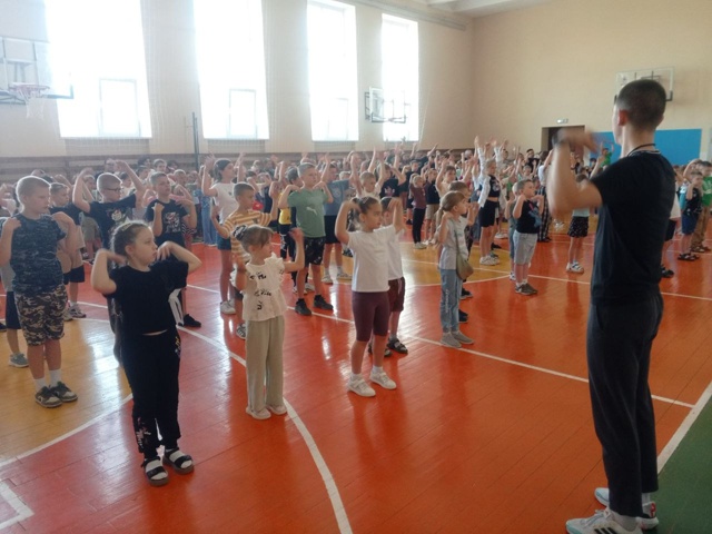 Утро в нашей школе началось с традиционной зарядки.